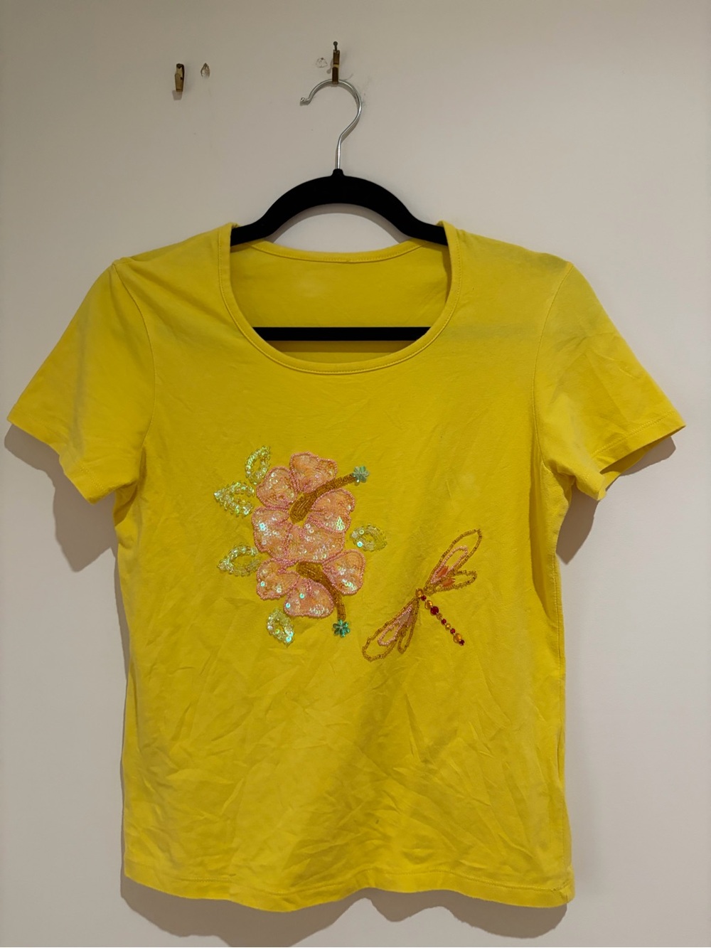 Yellow Y2K vintage Sequin Beaded Embellished Floral & Dragonfly Women's Tee